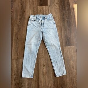 American Eagle Jeans.  Women’s size 2 SHORT. Light wash- great used condition!